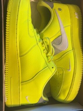 Nike Air Force 1 ‘07 LV8 Utility Volt